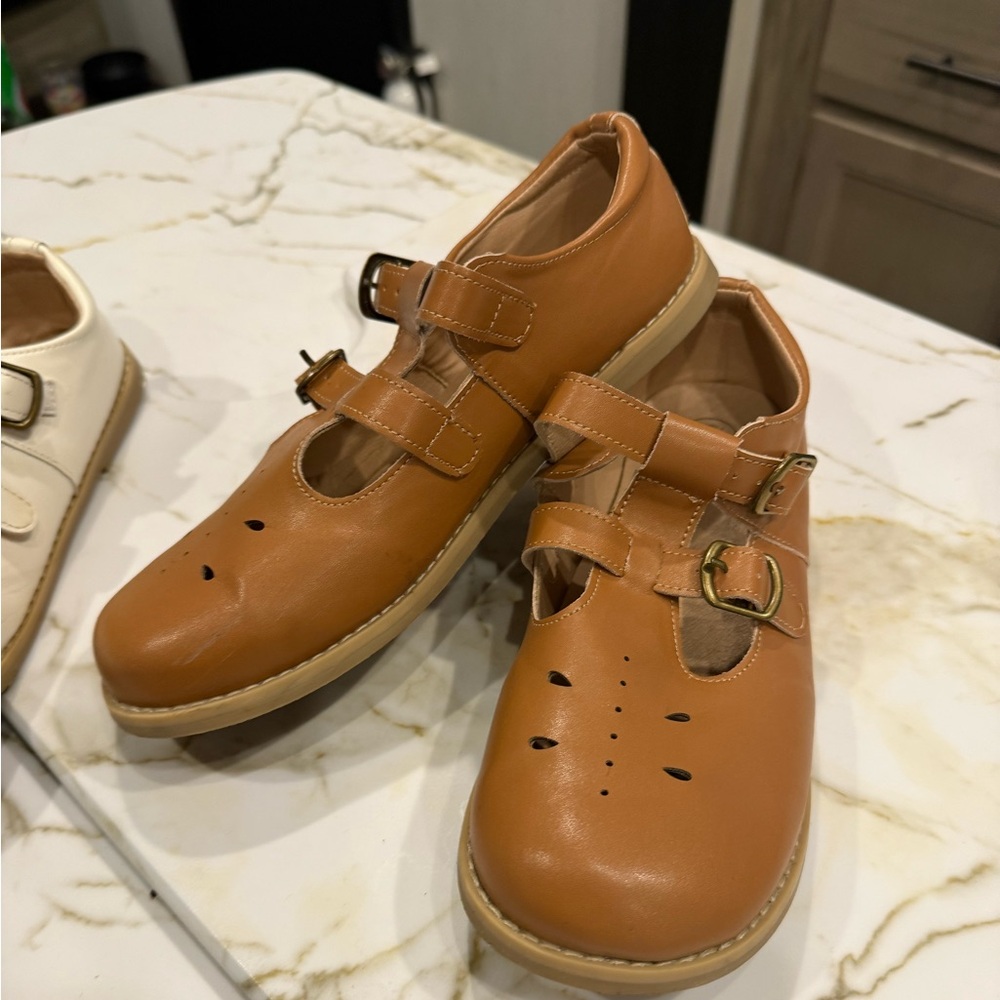 SweetHoney Big Girls shoes size 5y ( fits like woman’s 7)